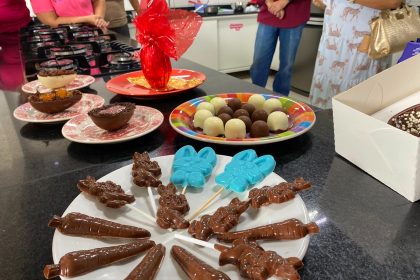 Oficina de Ovos Artesanais voltada à geração de renda na Páscoa.