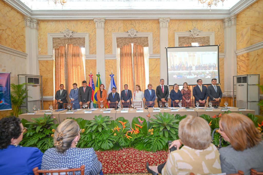 Sinésio Campos destaca regularização fundiária como instrumento de justiça social em evento com presença do ministro Mauro Campbell em Manaus