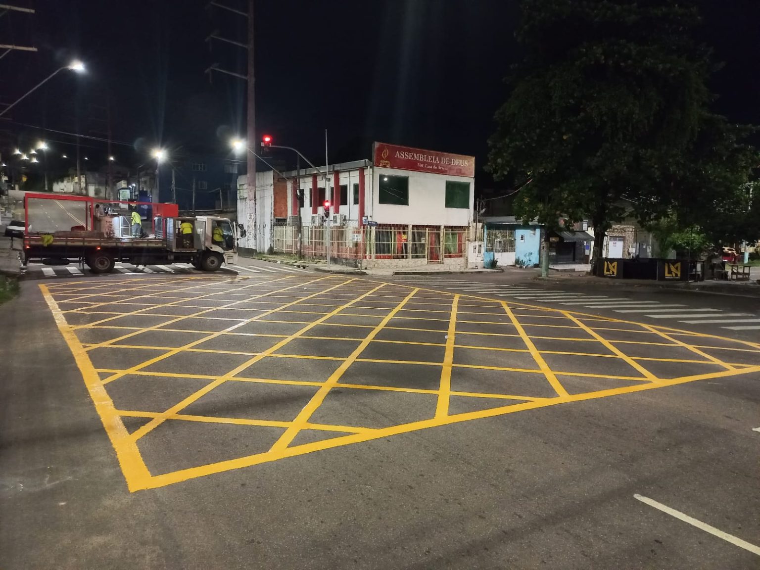 Prefeitura de Manaus reforça sinalização viária em todas as zonas da cidade para ordenar o tráfego e reduzir acidentes