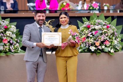 Kelly Barbosa, primeira-dama de Tefé, recebe Diploma Mulher Cidadã Amazonense na Aleam