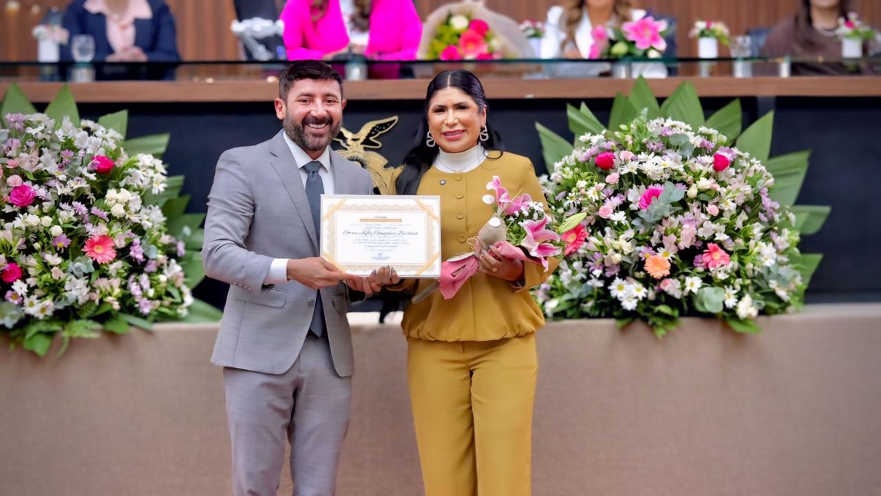 Kelly Barbosa, primeira-dama de Tefé, recebe Diploma Mulher Cidadã Amazonense na Aleam