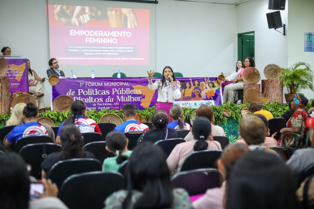 Mayra Dias participa de Fórum Municipal e reforça protagonismo feminino em Parintins