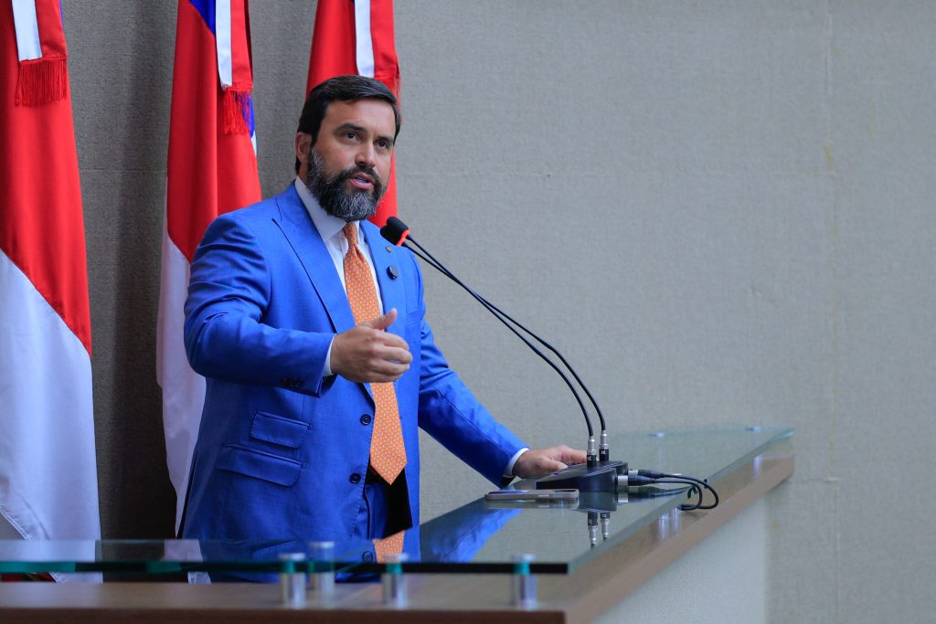 Dr. George Lins destaca lei que garante apoio psicológico a familiares de dependentes químicos