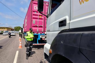 Operação fiscaliza veículos pesados e motocicletas na zona Sul