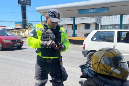 Prefeitura autua 47 condutores e remove veículos