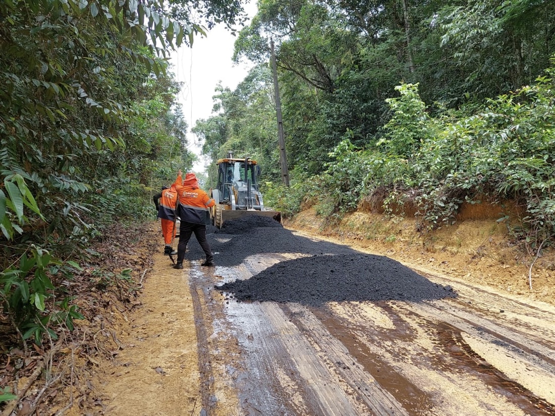 Prefeitura avança na zona rural e pavimenta ladeira