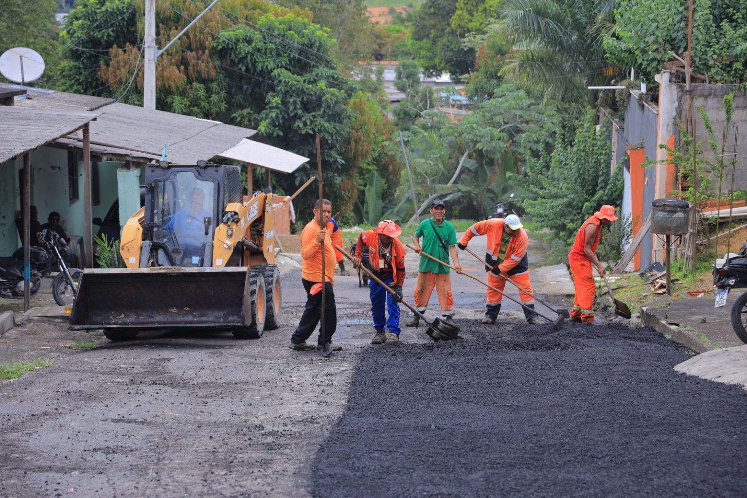 Prefeitura de Manaus intensifica obras na zona Norte e leva asfalto à comunidade Aliança com Deus