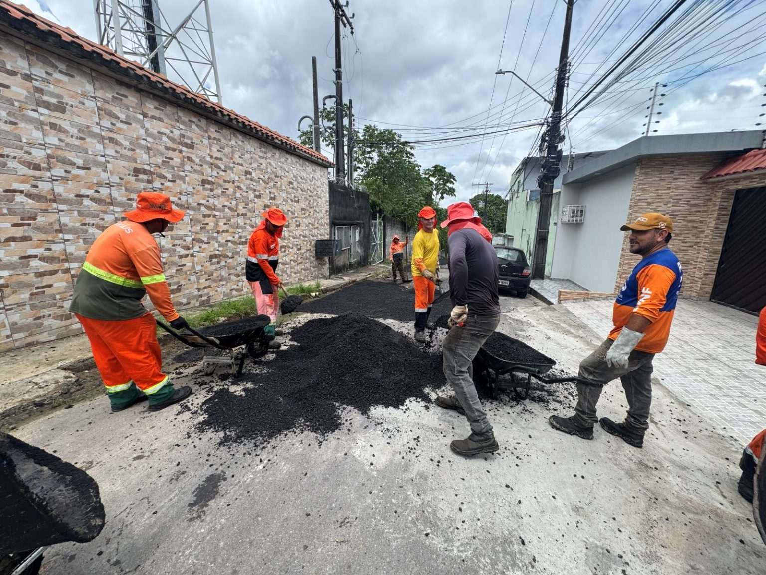 PMM realiza ações simultâneas de infraestrutura no bairro Flores