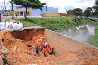 Prefeitura de Manaus realiza obra emergencial e contém erosão no igarapé do Passarinho