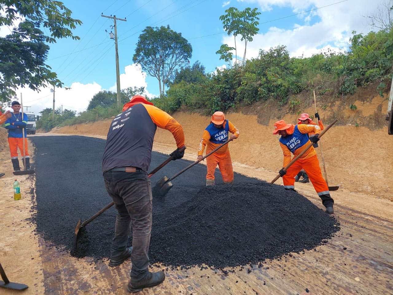 Prefeitura de Manaus realiza pavimentação no ramal da Vitória