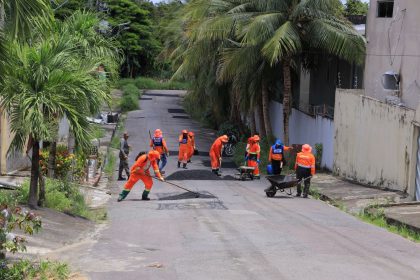 Manutenção asfáltica no bairro Flores
