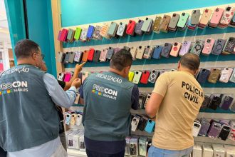 Ação conjunta entre o Procon Manaus e a Decon-AM resulta na apreensão de mais de 950 produtos falsificados em shopping da capital