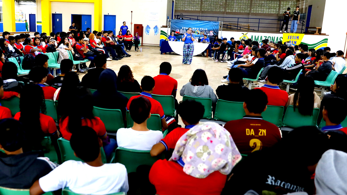 Programa Educando pelo Amazonas da Aleam debate com estudantes de Presidente Figueiredo a violência contra a mulher