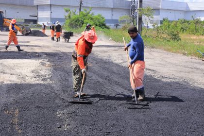 Prefeitura de Manaus fortalece a mobilidade da avenida Flamboyant, no Distrito Industrial, com serviço de manutenção asfáltica
