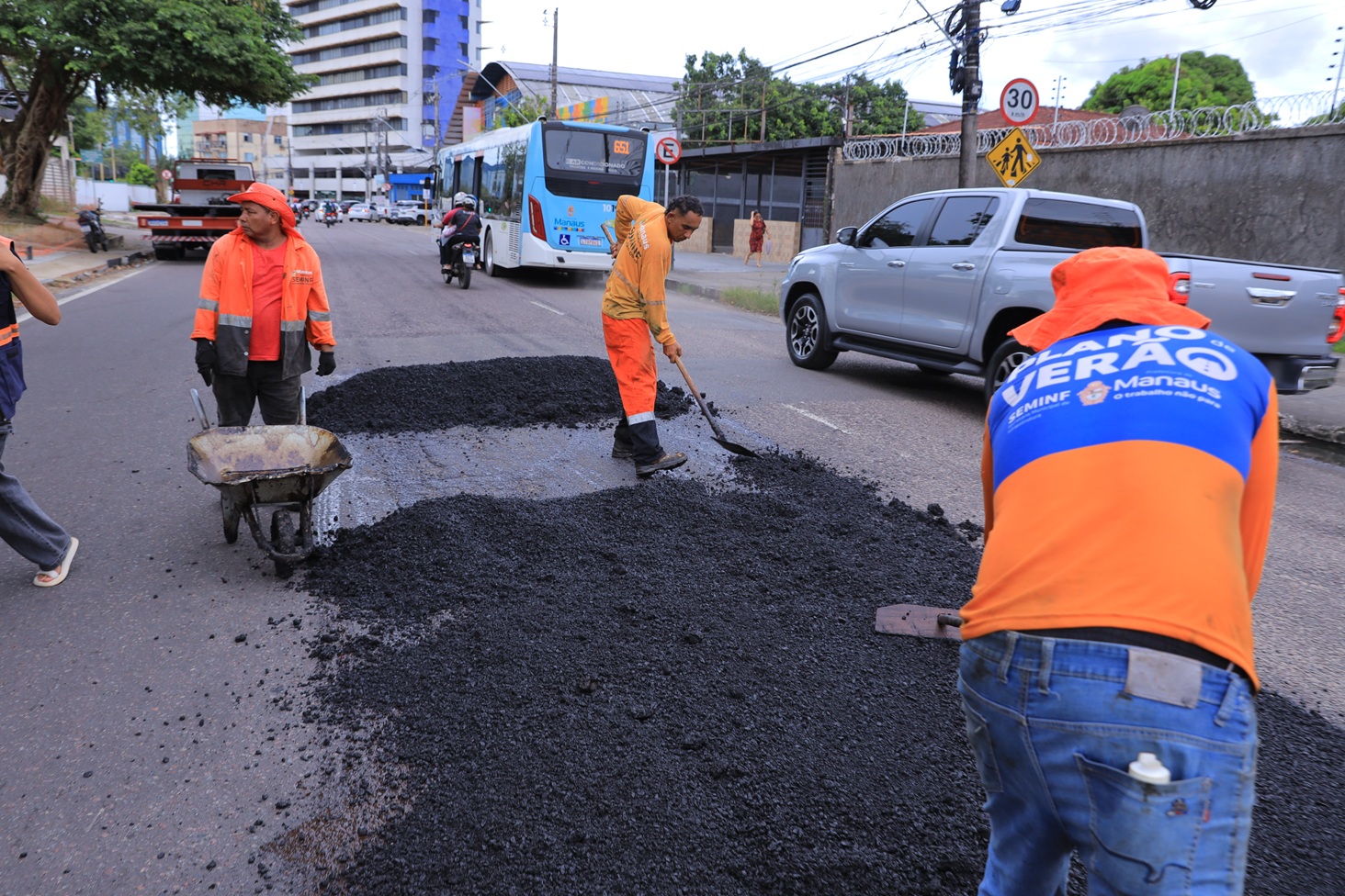 Prefeitura de Manaus recupera asfalto em via de grande fluxo no bairro São Francisco e melhora mobilidade na zona Sul