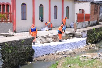 Prefeitura de Manaus executa contenção com rip-rap no Armando Mendes e reforça proteção de área próxima a igarapé