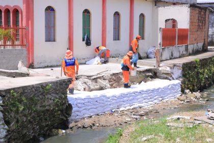 Prefeitura de Manaus executa contenção com rip-rap no Armando Mendes e reforça proteção de área próxima a igarapé