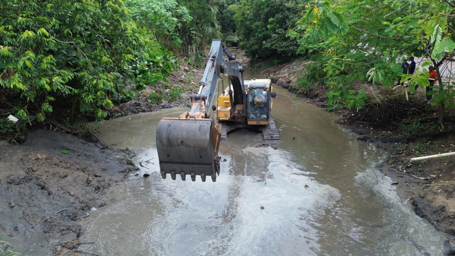 Grande ação de dragagem e limpeza em igarapé da Redenção