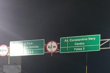 Sinalização viária em diferentes zonas da cidade