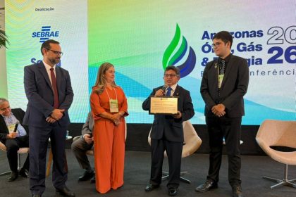 Sinésio Campos é homenageado em evento de energia e destaca protagonismo do Amazonas no cenário nacional