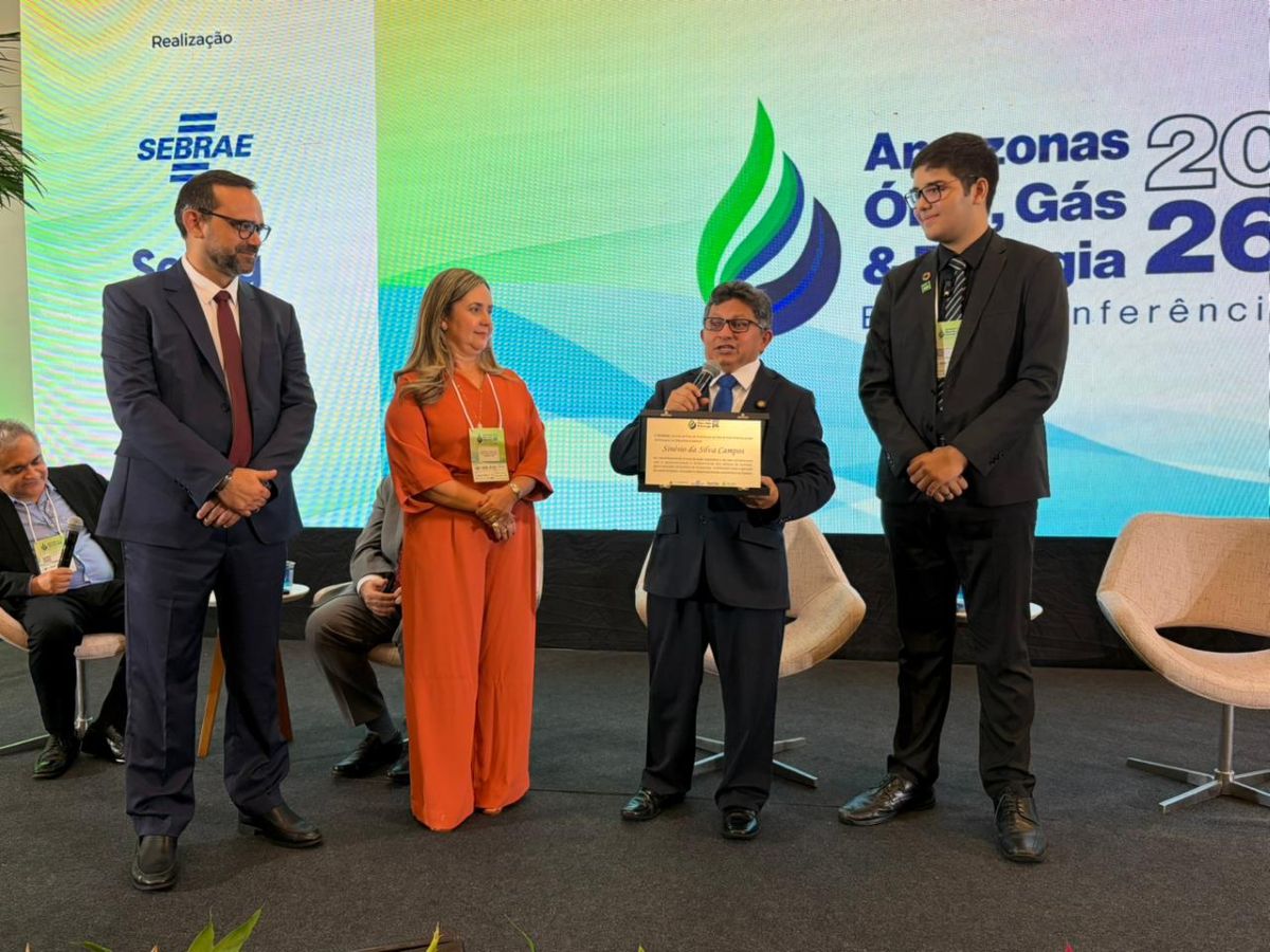 Sinésio Campos é homenageado em evento de energia e destaca protagonismo do Amazonas no cenário nacional