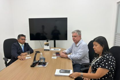 Sinésio Campos garante reativação de fábrica de gelo parada há meses e leva alívio a pescadores no Amazonas