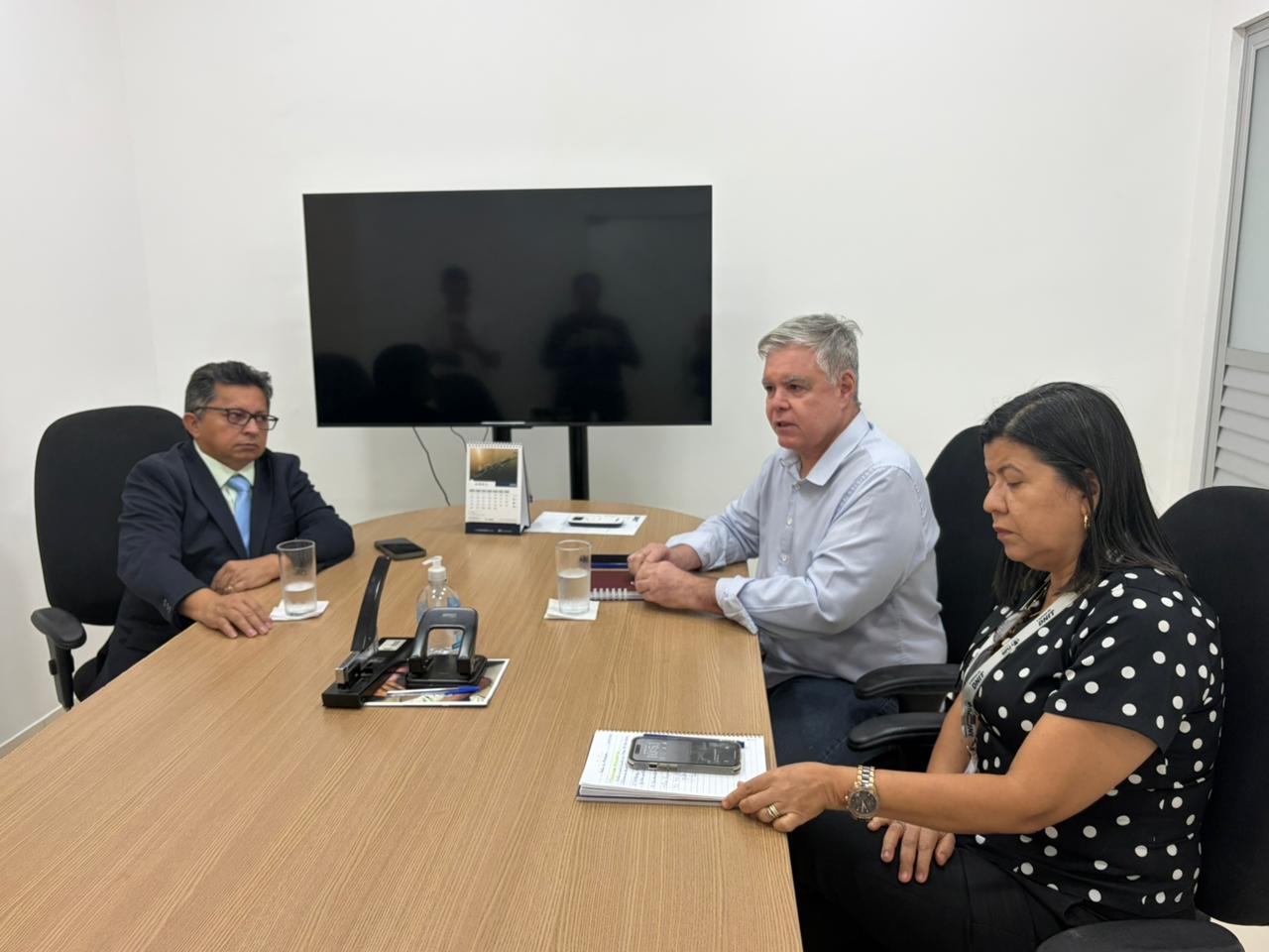 Sinésio Campos garante reativação de fábrica de gelo parada há meses e leva alívio a pescadores no Amazonas