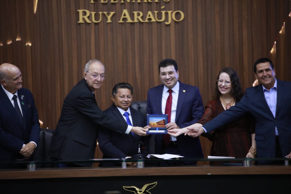 Sinésio Campos homenageia 41 anos do SENGE-AM e destaca ações em infraestrutura e desenvolvimento no Amazonas