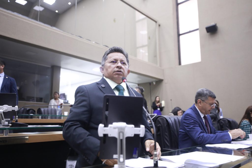 Sinésio Campos lidera revogação de lei que penalizava agricultores no Amazonas