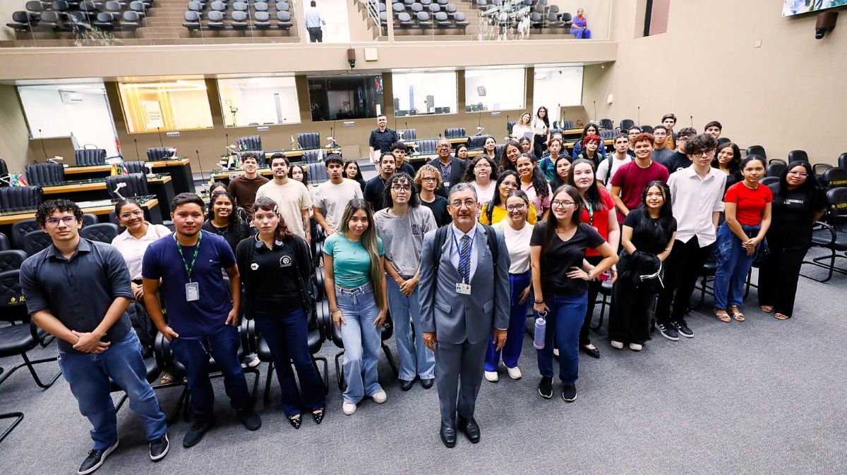 Universitários da UEA participam do programa Conhecendo o Legislativo da Aleam