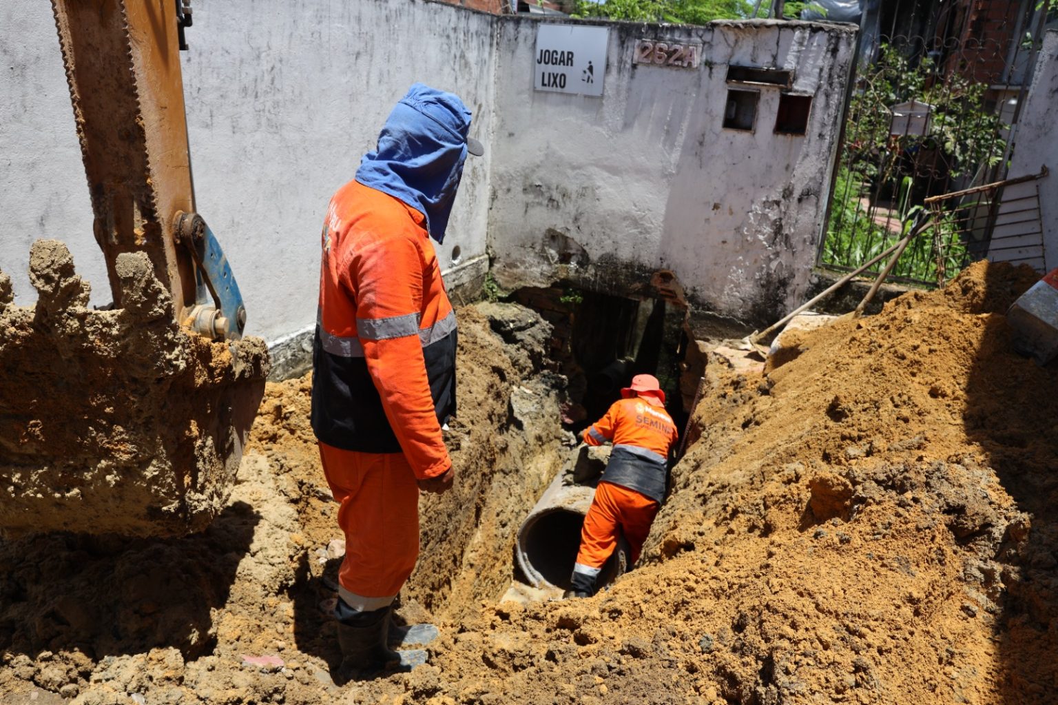 Prefeitura avança com obra de drenagem profunda no Aleixo