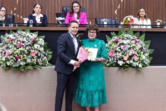 Adjuto Afonso reconhece trajetória da professora Elizabeth Santos em Sessão Especial na Aleam