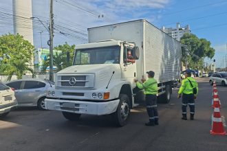 Fiscalização de veículos pesados em via da zona de Manaus
