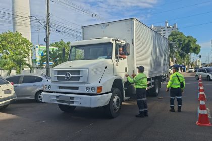 Fiscalização de veículos pesados em via da zona de Manaus