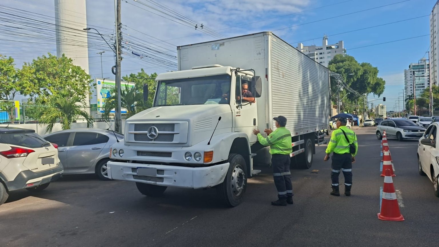 Prefeitura intensifica fiscalização de veículos pesados em via de Zona Máxima de Restrição em Manaus
