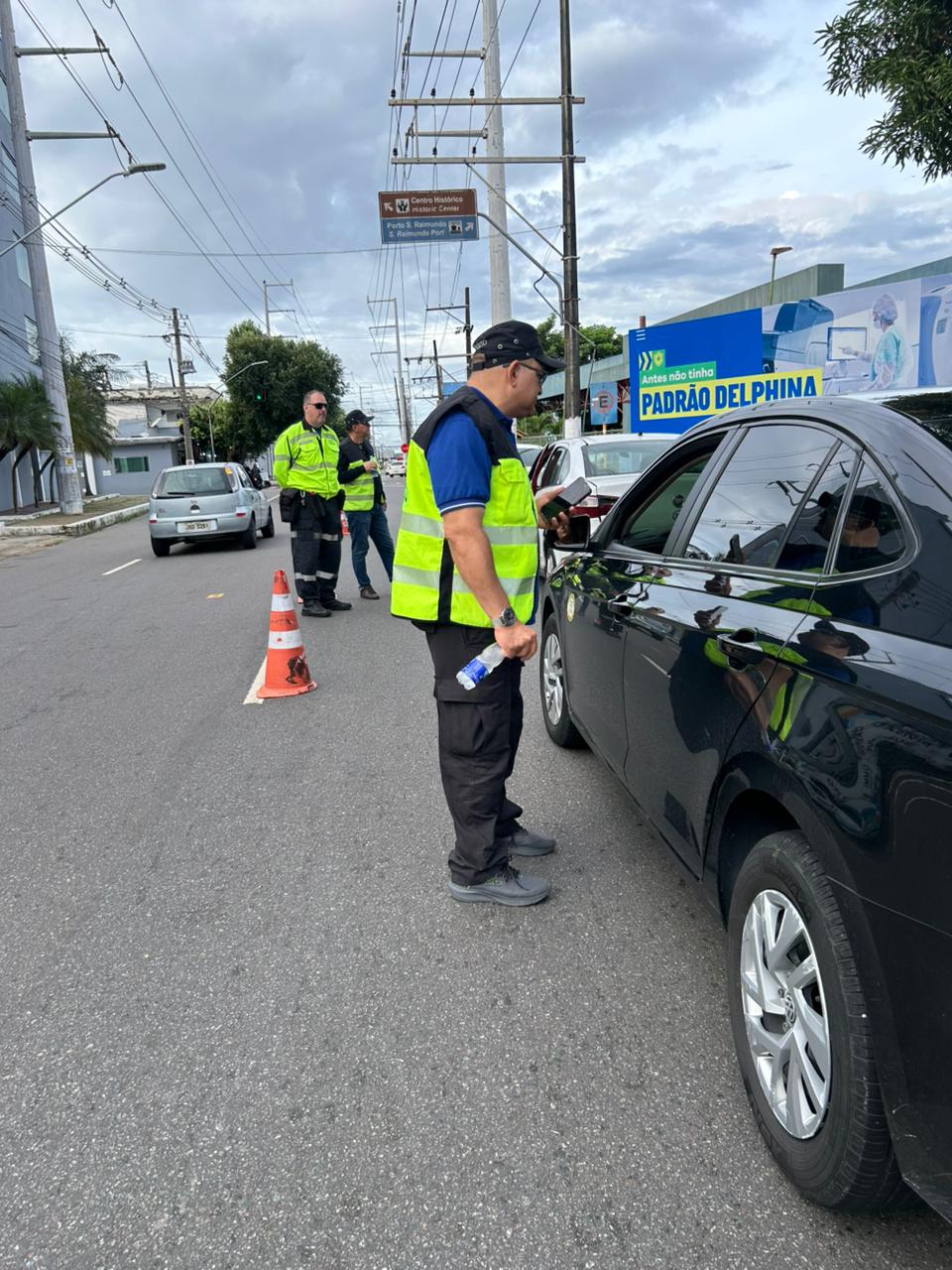 Prefeitura retira veículos que realizavam transporte irregular das ruas de Manaus