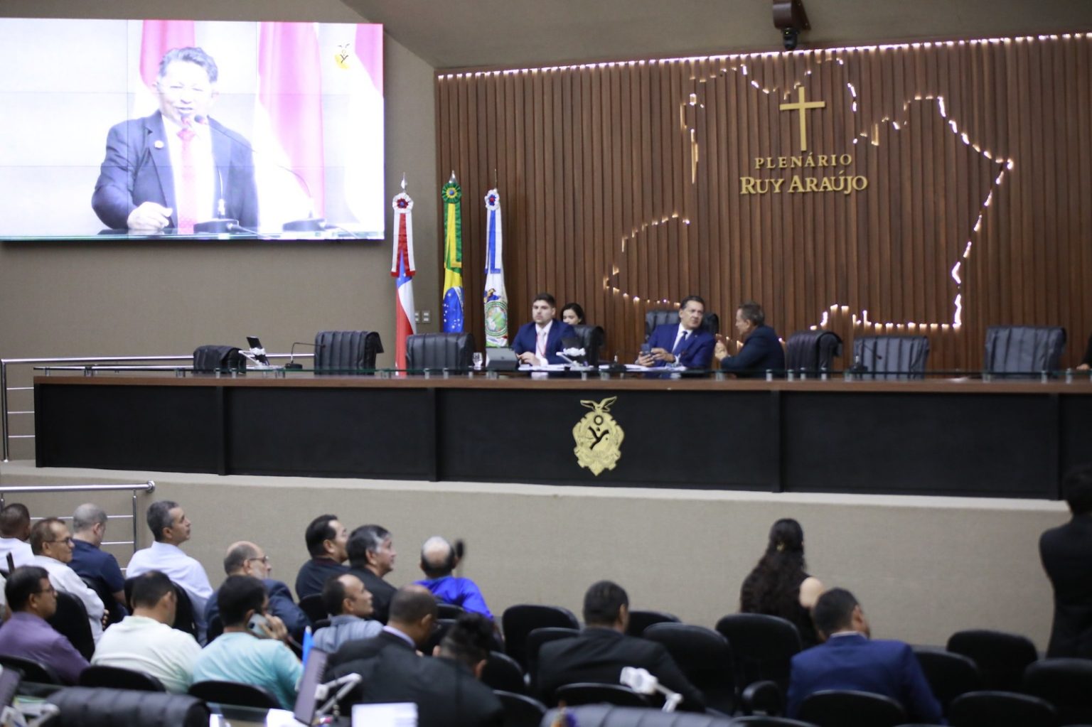 Deputados destacam investimentos no esporte, qualificação profissional e desafios econômicos durante Sessão Ordinária