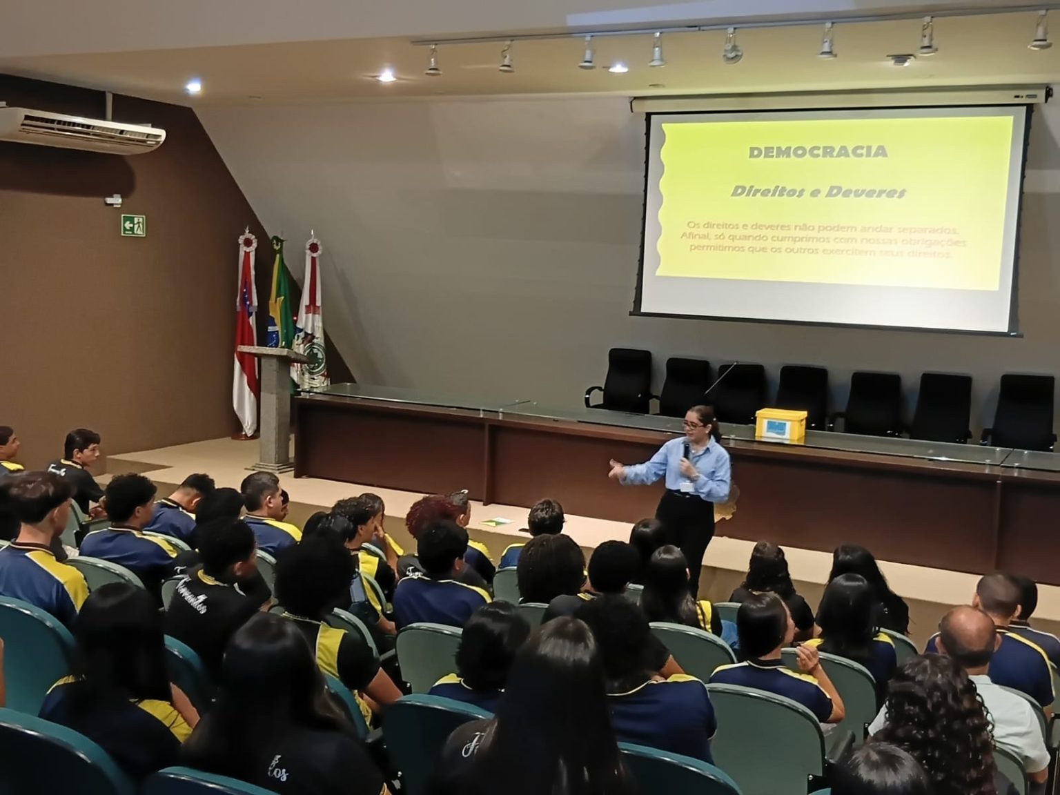 Programa Parlamento Jovem amplia experiência legislativa em eleição de estudantes na Aleam