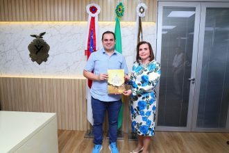 Presidente Roberto Cidade recebe da conselheira Yara Lins o relatório de prestação de contas do TCE-AM