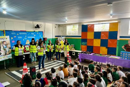 Ação leva regras de trânsito para crianças de escola municipal