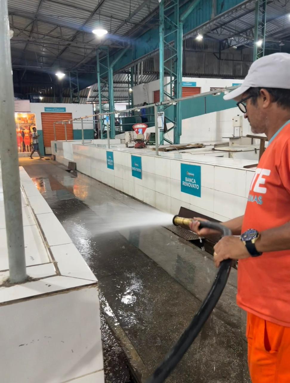 Prefeitura de Manaus realiza lavagem de feiras abastecedoras em preparação para a Semana Santa