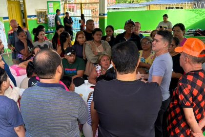 David Almeida acompanha famílias e reforça acolhimento