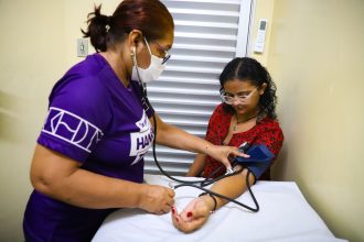 Prefeitura oferta serviços de saúde e vacinação antirrábica em ação de cidadania na zona Leste