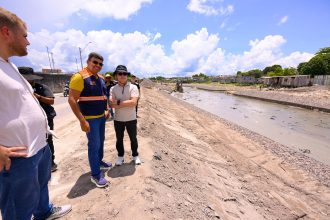 Prefeito David Almeida acompanha obra no igarapé do Mindu