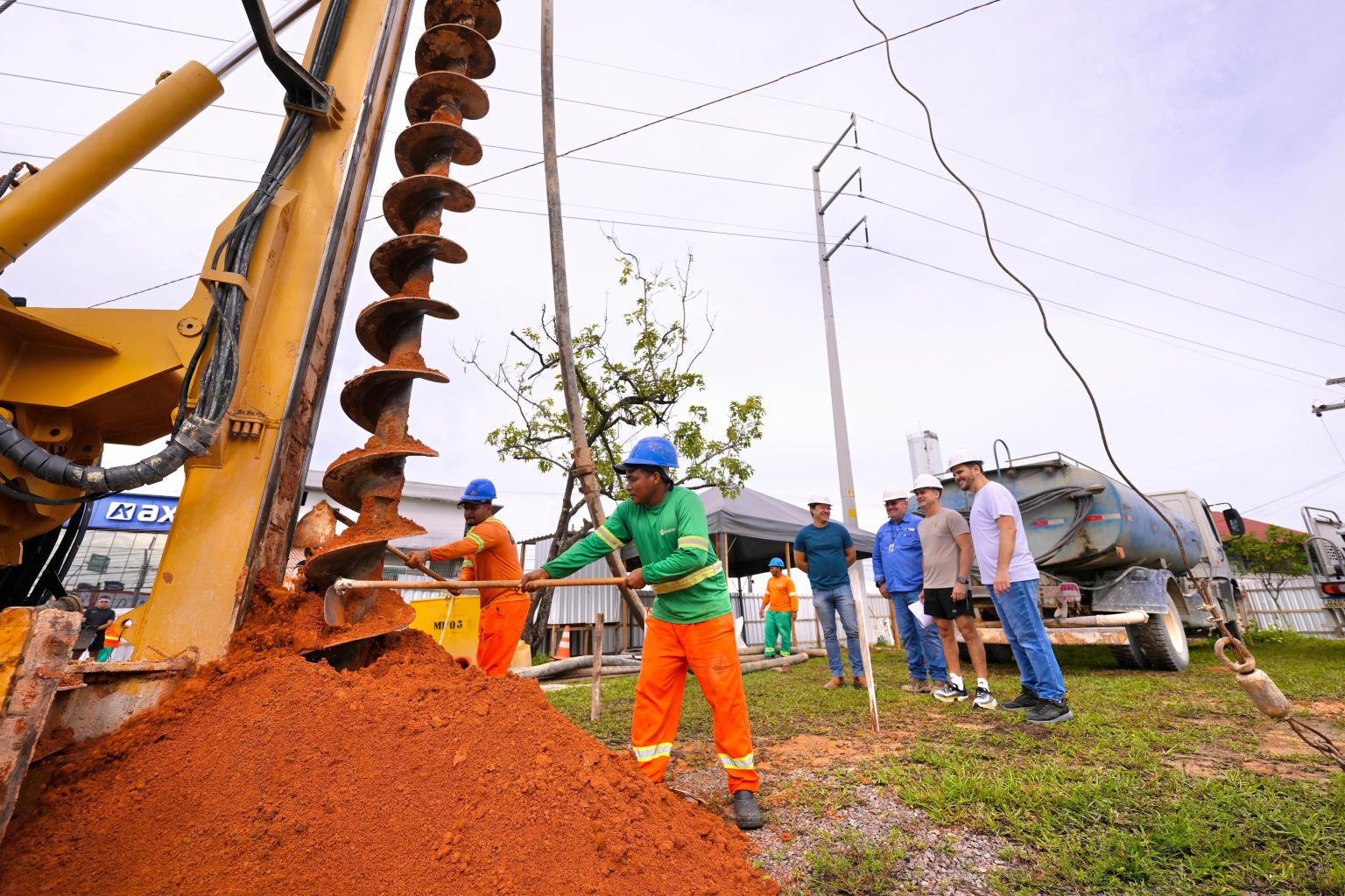 Prefeito fiscaliza avanço dos serviços do quarto complexo viário de sua gestão e obra estratégica de mobilidade