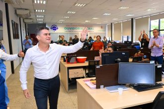 Prefeito David Almeida percorre sede da prefeitura, agradece servidores