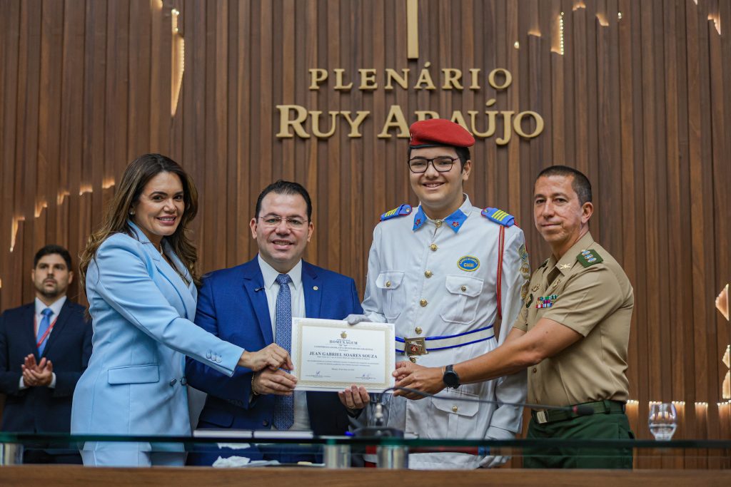 Wilker Barreto homenageia estudante amazonense destaque internacional por mérito e excelência acadêmica