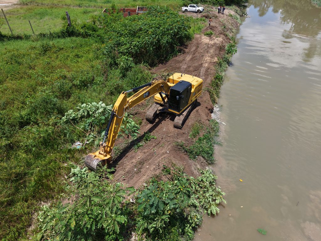 Prefeitura intensifica serviços de desassoreamento na zona Norte