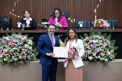 Felipe Souza homenageia superintendente da Polícia Federal com Diploma Mulher Cidadã Amazonense