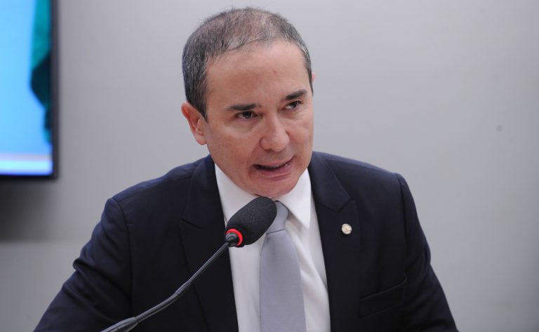 Projeto prevê correção monetária e juros para restituição de imposto de renda retido na fonte